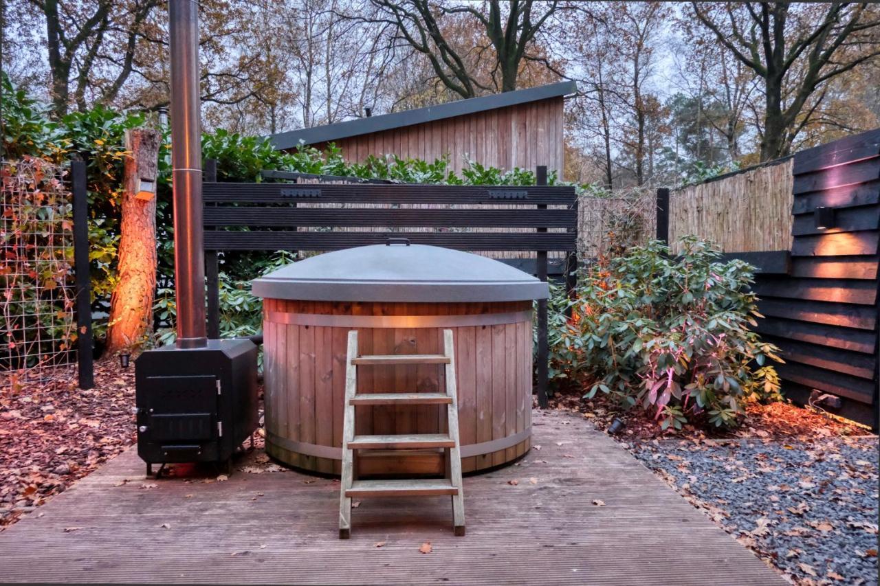 Lodge In Een Bosrijke Omgeving Met Hottub & Sauna Opt Rheezerveen Exterior photo