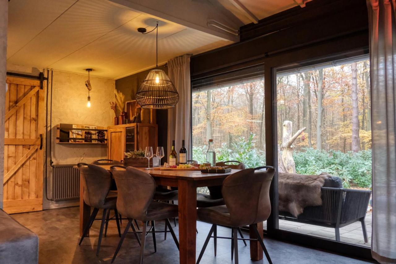 Lodge In Een Bosrijke Omgeving Met Hottub & Sauna Opt Rheezerveen Exterior photo