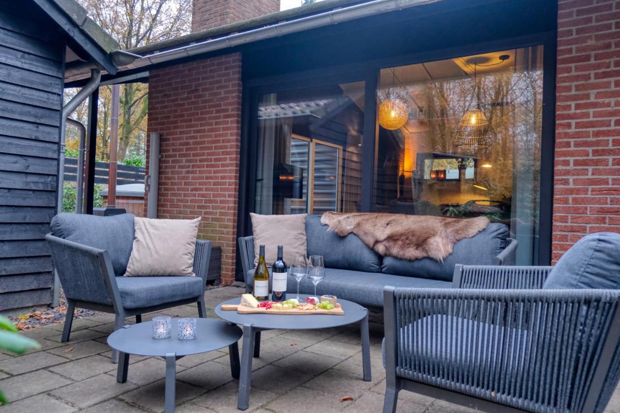 Lodge In Een Bosrijke Omgeving Met Hottub & Sauna Opt Rheezerveen Exterior photo